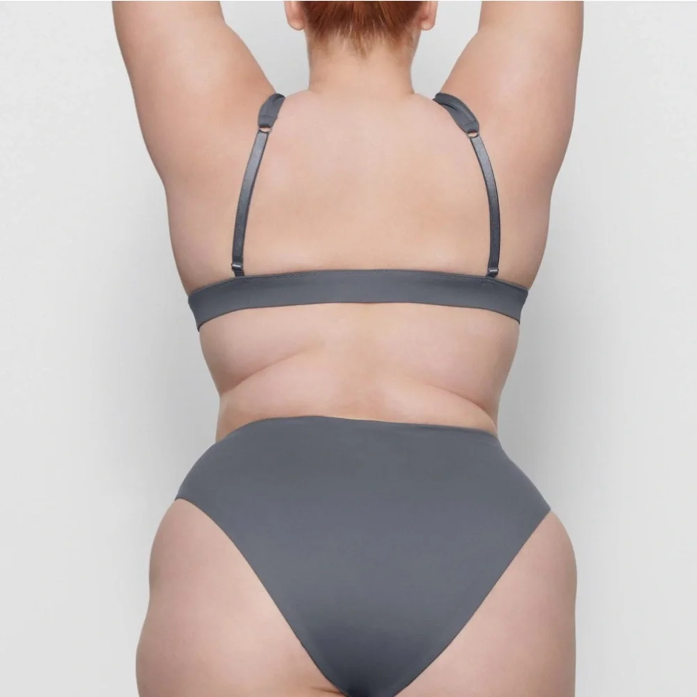 🩶SKIMS SWIM PLUNGE BIKINI TOP GUNMETAL M